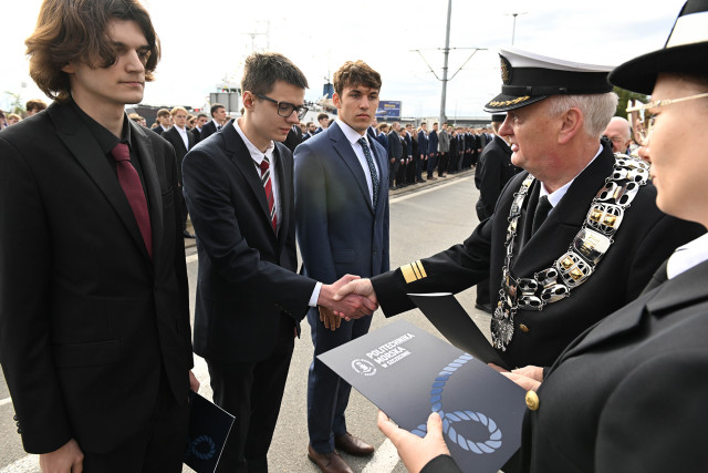 Wręczanie listów gratulacyjnych i stypendiów dla studentów PM
