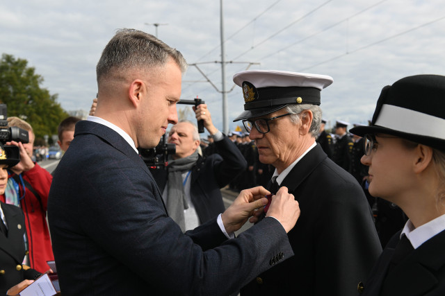 Wręczanie odznaczenia przez Sekretarza Stanu A. Marchewkę