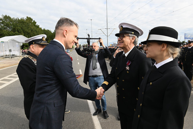 Wręczanie odznaczenia przez Sekretarza Stanu A. Marchewkę