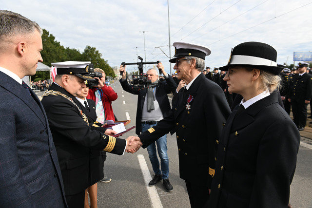 Wręczanie odznaczenia przez Sekretarza Stanu A. Marchewkę i Rektora PM W.  Ślączkę