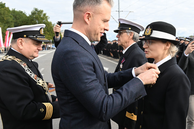 Wręczanie odznaczenia przez Sekretarza Stanu A. Marchewkę i Rektora PM W.  Ślączkę