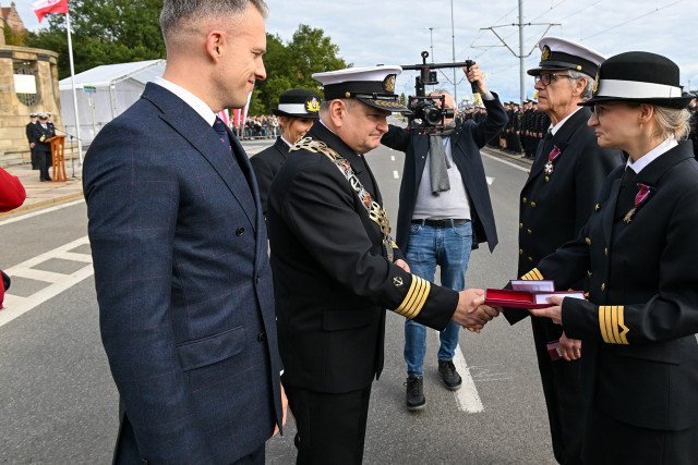 Wręczanie odznaczenia przez Sekretarza Stanu A. Marchewkę i Rektora PM W.  Ślączkę