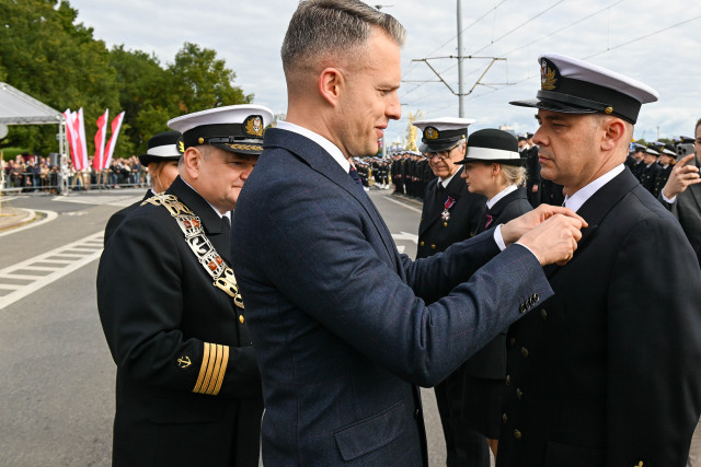 Wręczanie odznaczenia przez Sekretarza Stanu A. Marchewkę i Rektora PM W.  Ślączkę