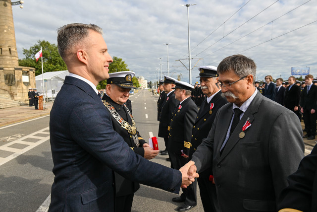 Wręczanie odznaczenia przez Sekretarza Stanu A. Marchewkę i Rektora PM W.  Ślączkę