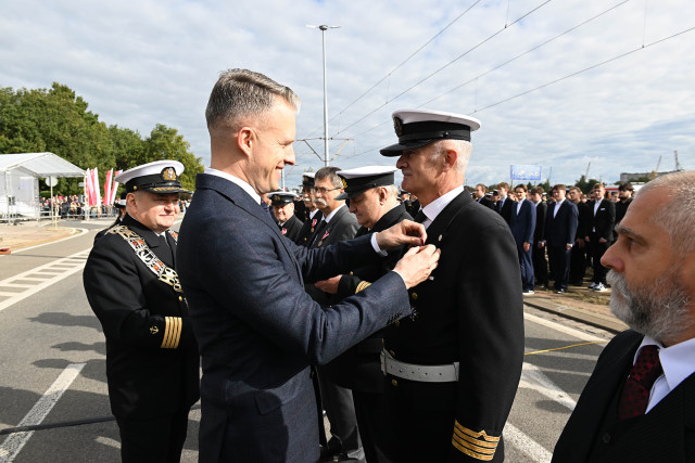 Wręczanie odznaczenia przez Sekretarza Stanu A. Marchewkę i Rektora PM W.  Ślączkę