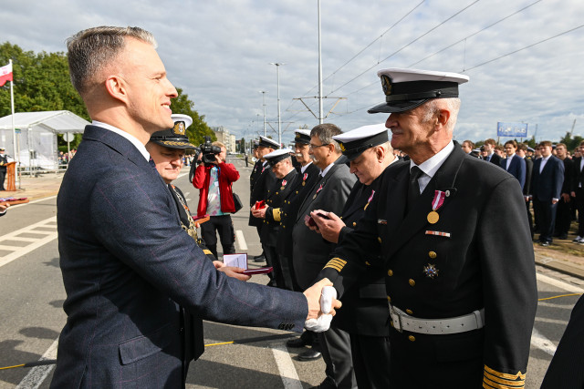 Wręczanie odznaczenia przez Sekretarza Stanu A. Marchewkę i Rektora PM W.  Ślączkę