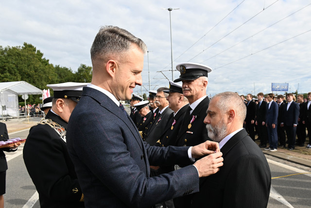 Wręczanie odznaczenia przez Sekretarza Stanu A. Marchewkę i Rektora PM W.  Ślączkę