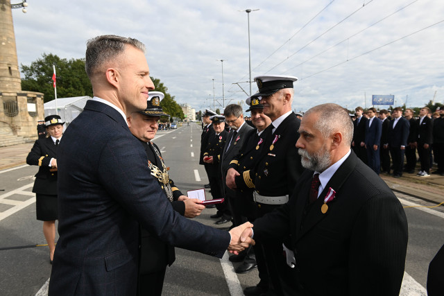 Wręczanie odznaczenia przez Sekretarza Stanu A. Marchewkę