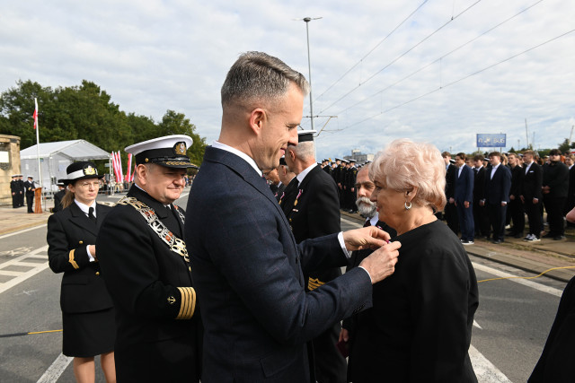 Wręczanie odznaczenia przez Sekretarza Stanu A. Marchewkę i Rektora PM W.  Ślączkę