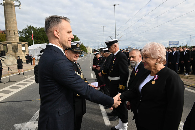 Wręczanie odznaczenia przez Sekretarza Stanu A. Marchewkę i Rektora PM W.  Ślączkę