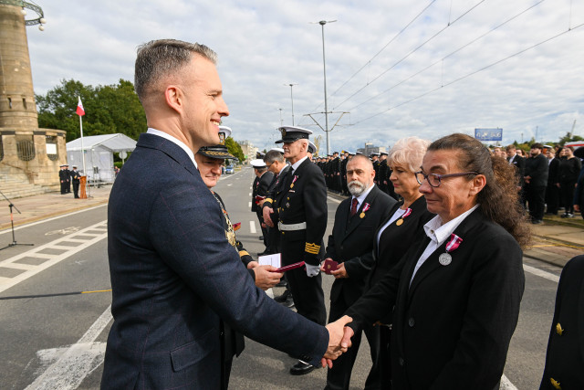 Wręczanie odznaczenia przez Sekretarza Stanu A. Marchewkę