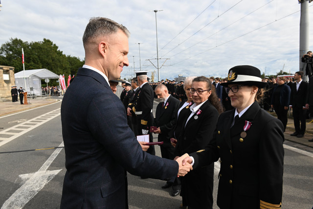 Wręczanie odznaczenia przez Sekretarza Stanu A. Marchewkę