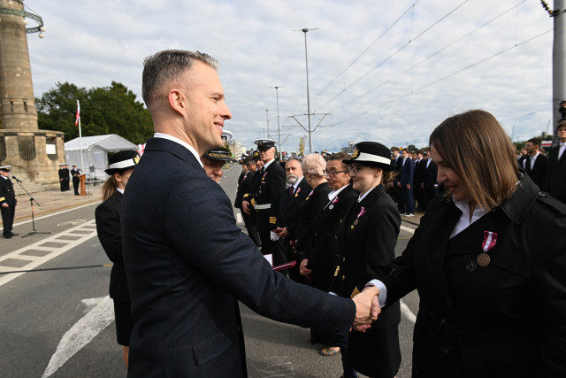 Wręczanie odznaczenia przez Sekretarza Stanu A. Marchewkę
