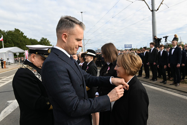 Wręczanie odznaczenia przez Sekretarza Stanu A. Marchewkę i Rektora PM W.  Ślączkę