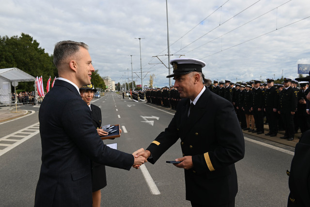 Wręczanie odznaczenia przez Sekretarza Stanu A. Marchewkę