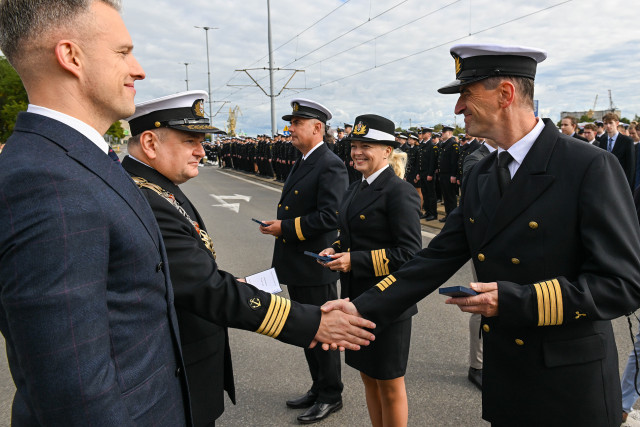Wręczanie odznaczenia przez Sekretarza Stanu A. Marchewkę i Rektora PM W. Ślączkę