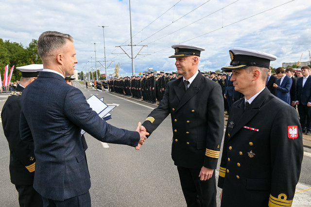 Wręczanie odznaczenia przez Sekretarza Stanu A. Marchewkę i Rektora PM W. Ślączkę