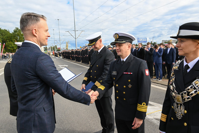 Wręczanie odznaczenia przez Sekretarza Stanu A. Marchewkę