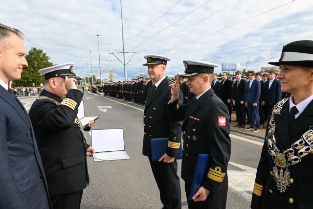 Wręczanie odznaczenia przez Sekretarza Stanu A. Marchewkę i Rektora PM W. Ślączkę