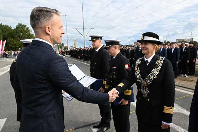 Wręczanie odznaczenia przez Sekretarza Stanu A. Marchewkę
