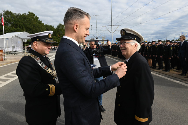 Wręczanie odznaczenia przez Sekretarza Stanu A. Marchewkę i Rektora PM W. Ślączkę