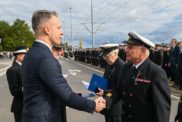 Wręczanie odznaczenia przez Sekretarza Stanu A. Marchewkę i Rektora PM W. Ślączkę