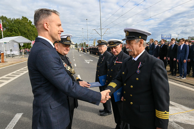Wręczanie odznaczenia przez Sekretarza Stanu A. Marchewkę i Rektora PM W. Ślączkę