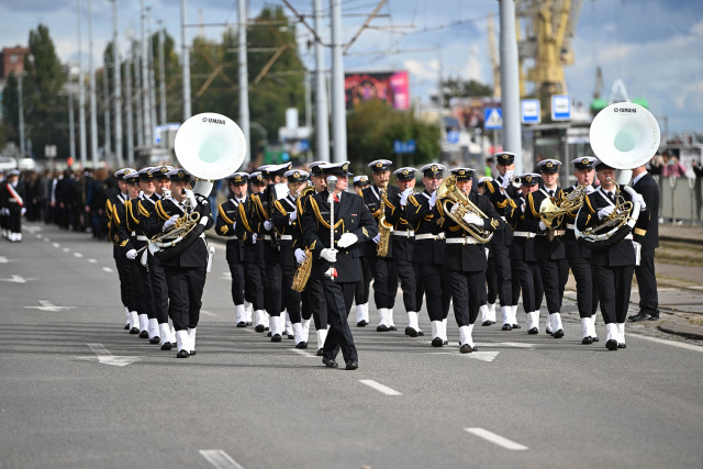 Orkiestra Wojskowa ze Świnoujścia maszeruje na inauguracji roku akademickiego 2024/25 na Politechnice Morskiej w Szczecinie