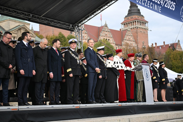Trybuna honorowa podczas uroczystości inauguracji roku akademickiego 2024/25 na Politechnice Morskiej w Szczecinie