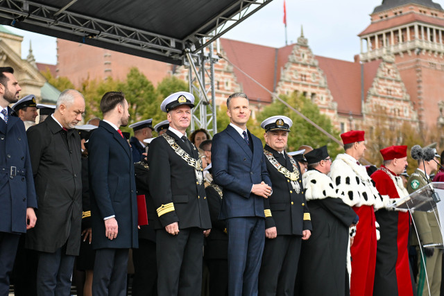 Trybuna honorowa podczas uroczystości inauguracji roku akademickiego 2024/25 na Politechnice Morskiej w Szczecinie