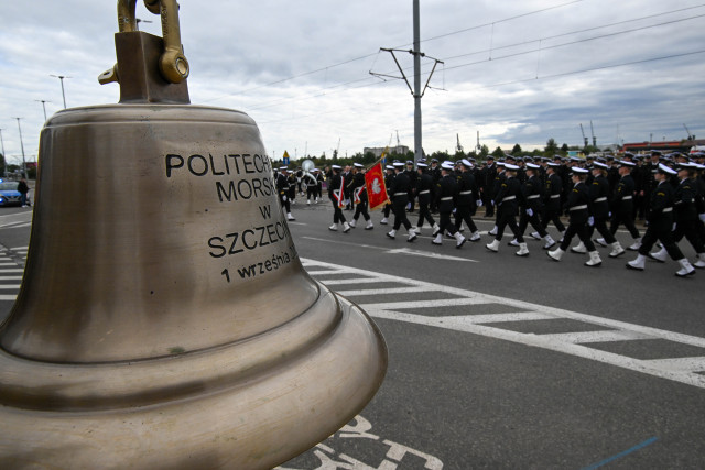 Dzwon PM na tle Kompanii Honorowej PM podczas inauguracji roku akademickiego 2024/25 na Politechnice Morskiej w Szczecinie