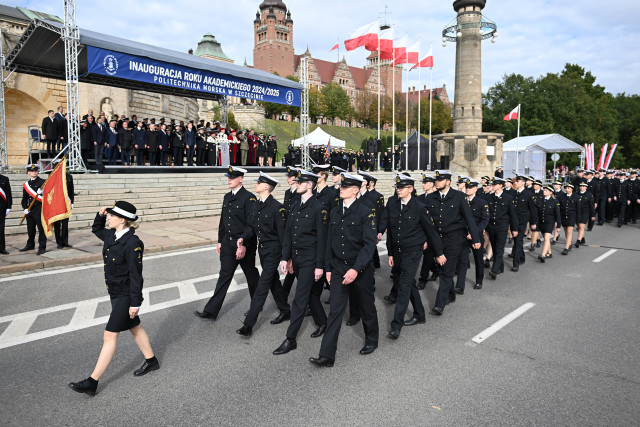 Studenci pierwszego roku Politechniki Morskiej w Szczecinie defilują przed trybuną honorową na uroczystości inauguracji roku akademickiego 2024/25 