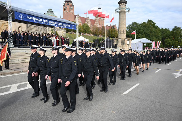 Studenci pierwszego roku Politechniki Morskiej w Szczecinie defilują przed trybuną honorową na uroczystości inauguracji roku akademickiego 2024/25 
