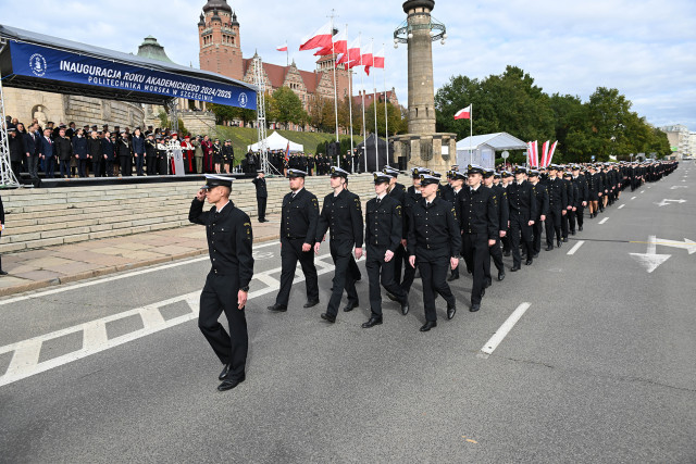 Studenci pierwszego roku Politechniki Morskiej w Szczecinie defilują przed trybuną honorową na uroczystości inauguracji roku akademickiego 2024/25 