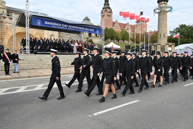 Studenci pierwszego roku Politechniki Morskiej w Szczecinie defilują przed trybuną honorową na uroczystości inauguracji roku akademickiego 2024/25 