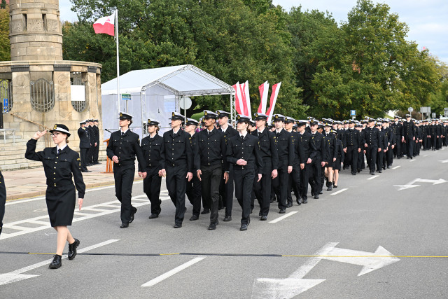 Studenci pierwszego roku Politechniki Morskiej w Szczecinie defilują przed trybuną honorową na uroczystości inauguracji roku akademickiego 2024/25 
