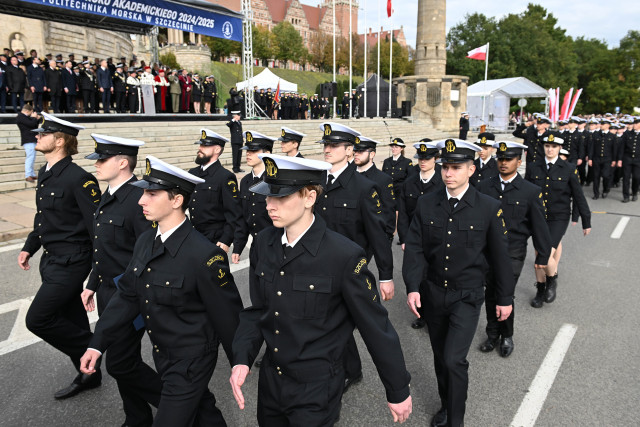 Studenci pierwszego roku Politechniki Morskiej w Szczecinie defilują przed trybuną honorową na uroczystości inauguracji roku akademickiego 2024/25 