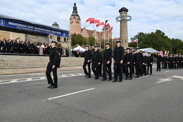 Studenci pierwszego roku Politechniki Morskiej w Szczecinie defilują przed trybuną honorową na uroczystości inauguracji roku akademickiego 2024/25 