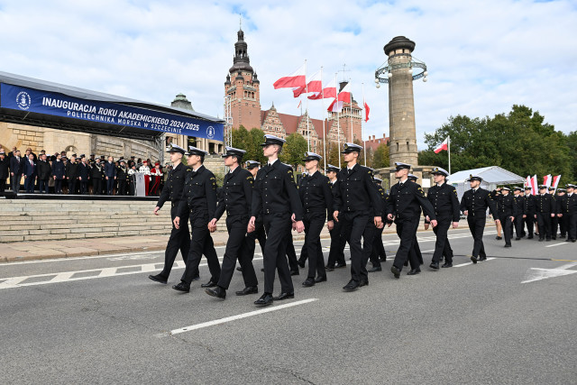 Studenci pierwszego roku Politechniki Morskiej w Szczecinie defilują przed trybuną honorową na uroczystości inauguracji roku akademickiego 2024/25 