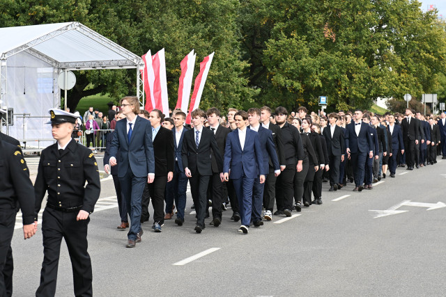 Studenci pierwszego roku Politechniki Morskiej w Szczecinie defilują na uroczystości inauguracji roku akademickiego 2024/25 