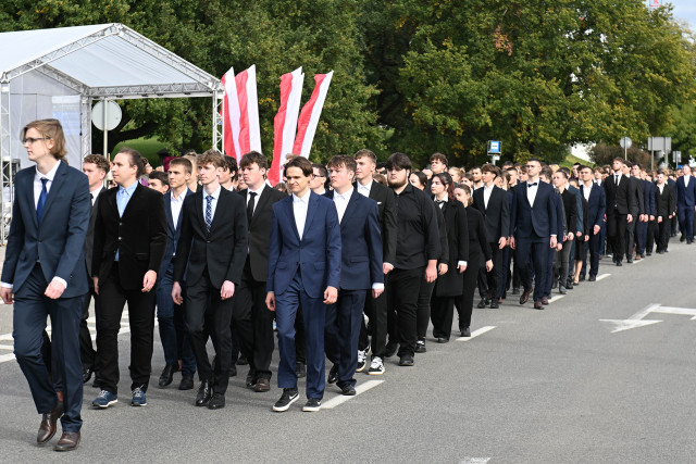Studenci pierwszego roku Politechniki Morskiej w Szczecinie defilują na uroczystości inauguracji roku akademickiego 2024/25 