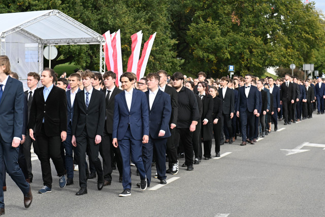 Studenci pierwszego roku Politechniki Morskiej w Szczecinie defilują na uroczystości inauguracji roku akademickiego 2024/25 