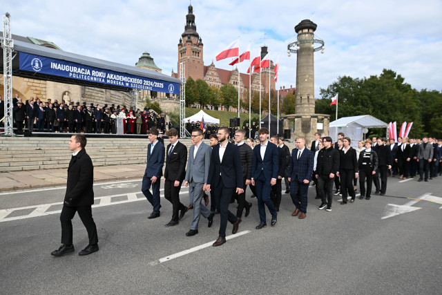 Studenci pierwszego roku Politechniki Morskiej w Szczecinie defilują przed trybuną honorową na uroczystości inauguracji roku akademickiego 2024/25 