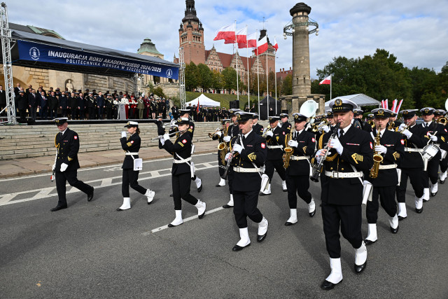 Orkiestra Wojskowa ze Świnoujścia maszeruje na inauguracji roku akademickiego 2024/25 na Politechnice Morskiej w Szczecinie