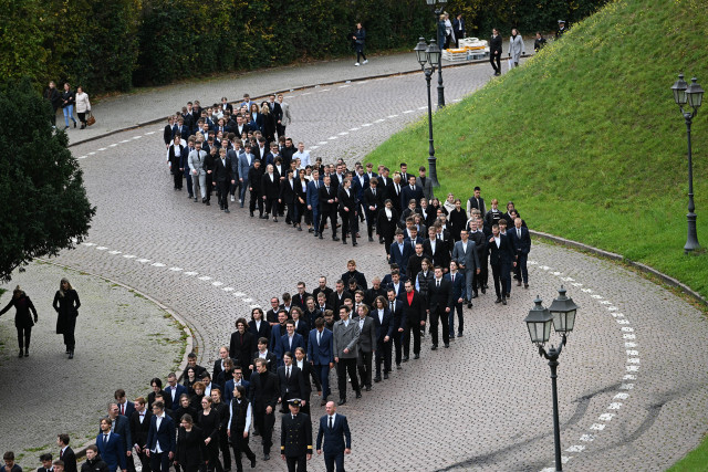 Studenci pierwszego roku Politechniki Morskiej w Szczecinie schodzą na miejsce uroczystości inauguracji roku akademickiego