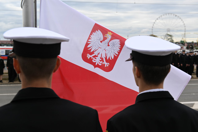Studenci PM podczas wciągania bandery na maszt