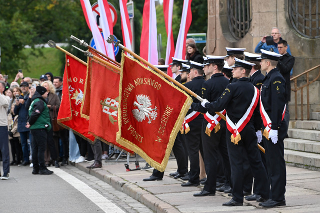 Poczty sztandarowe szczecińskich uczelni morskich podczas uroczystości inauguracji roku akademickiego 2024/25 na Politechnice Morskiej w Szczecinie
