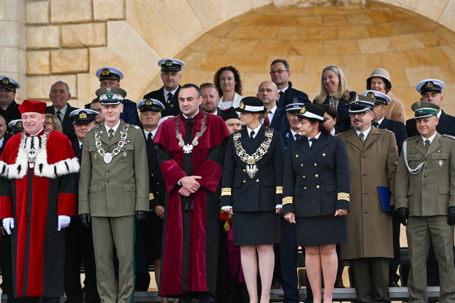 Trybuna honorowa podczas uroczystości inauguracji roku akademickiego 2024/25 na Politechnice Morskiej w Szczecinie