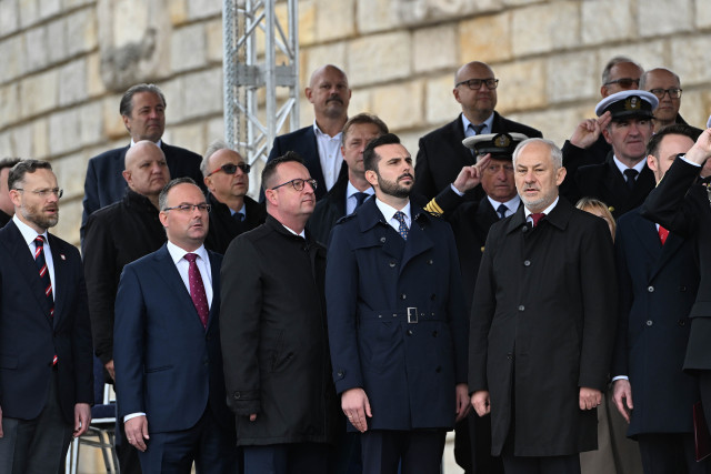 Trybuna honorowa podczas uroczystości inauguracji roku akademickiego 2024/25 na Politechnice Morskiej w Szczecinie
