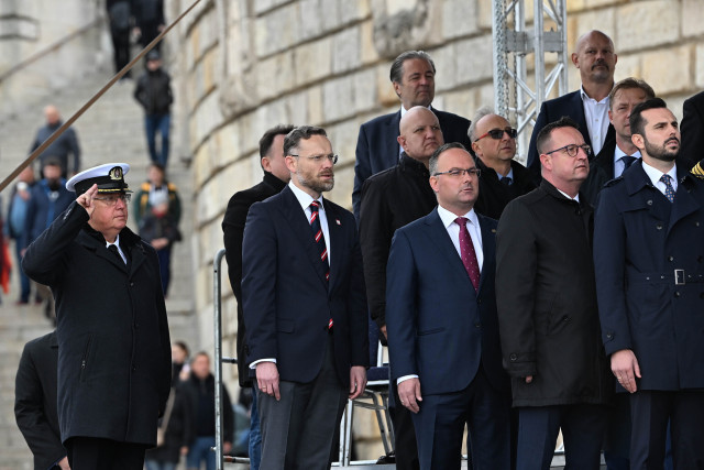 Trybuna honorowa podczas uroczystości inauguracji roku akademickiego 2024/25 na Politechnice Morskiej w Szczecinie